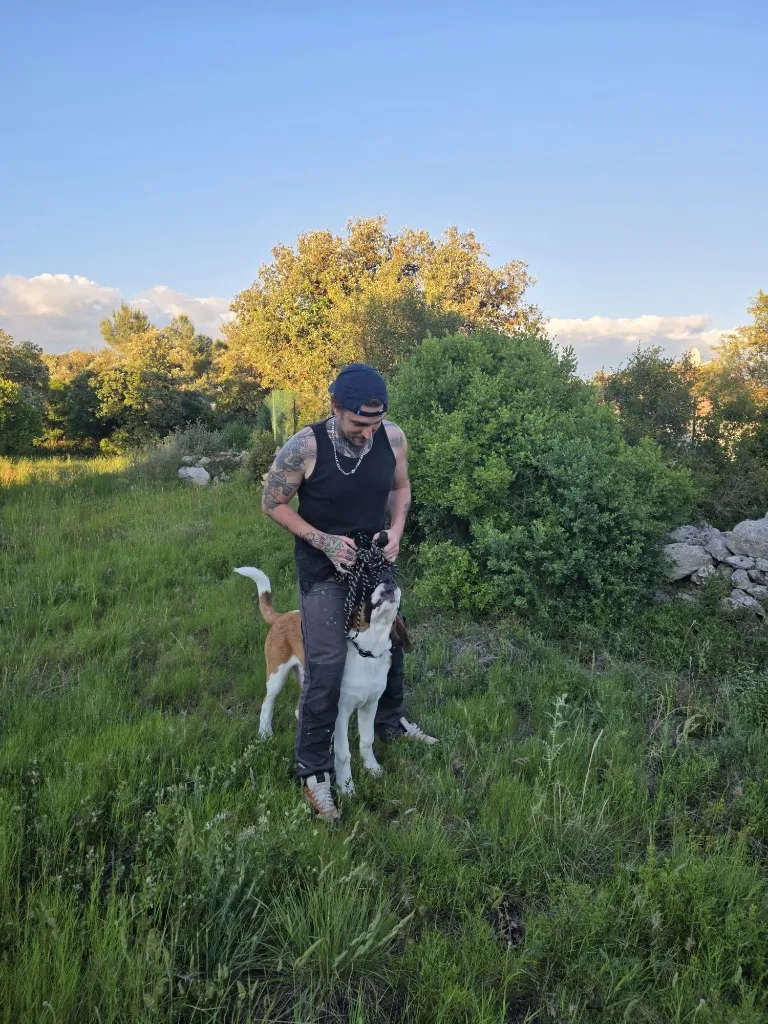 Thom éducateur canin et responsable de la pension canine familiale sans box à Poussan (Bassin de Thau) avec son Saint-Bernard Arlo